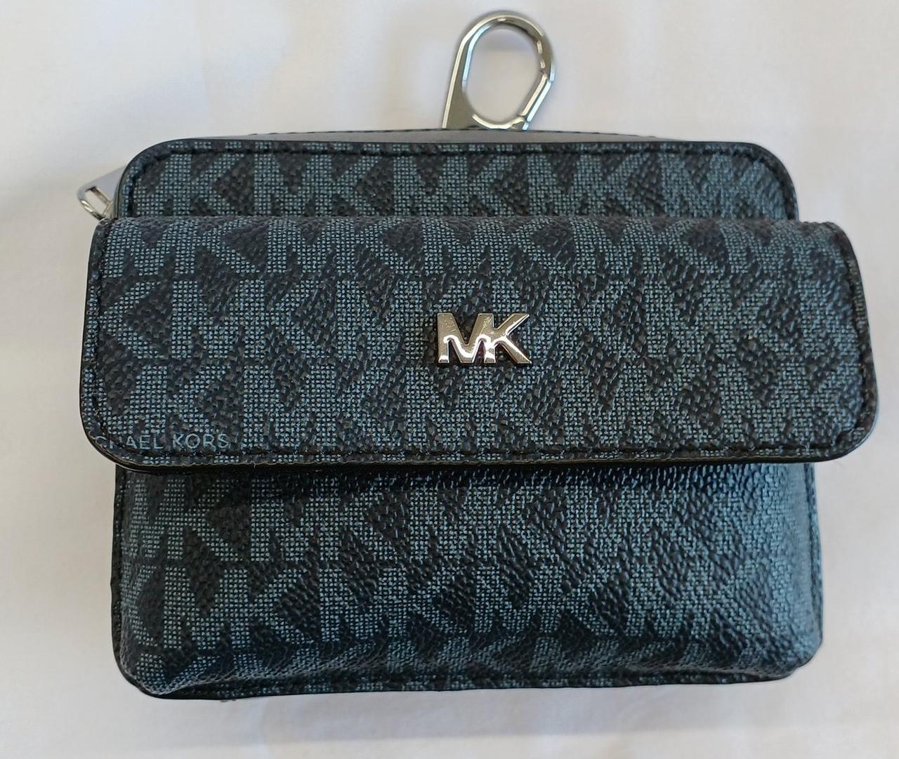 カラビナ付きのポーチです