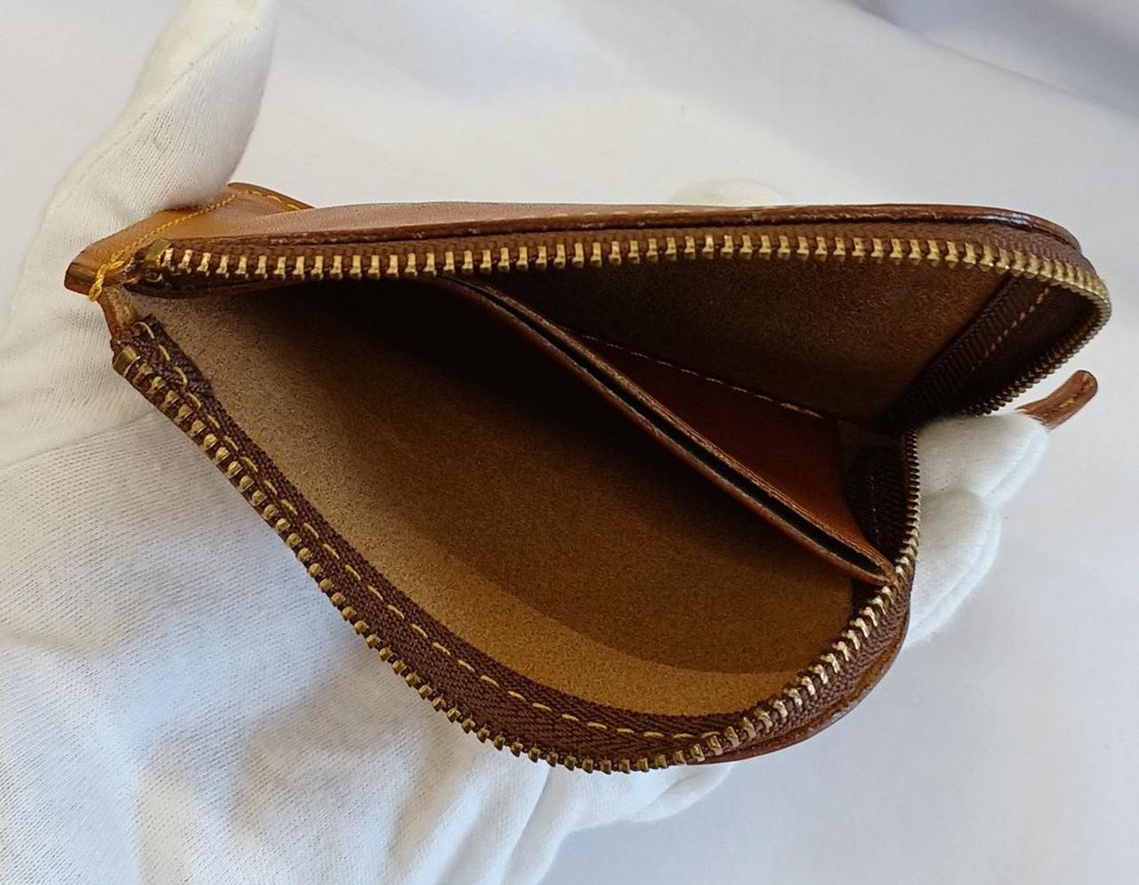 真ん中のポケットにコイン入れ可です