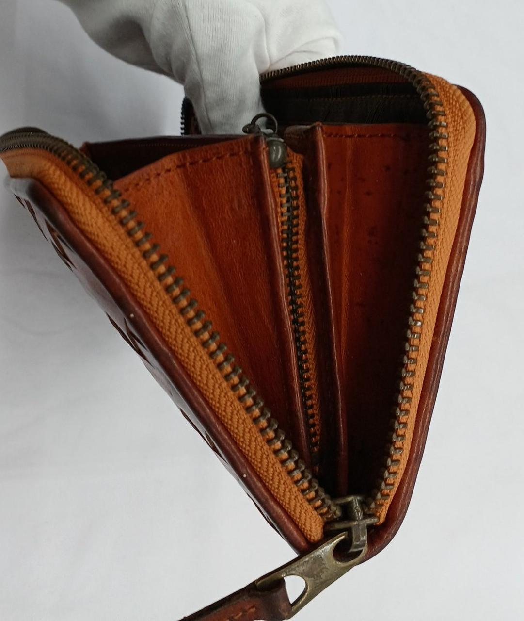 コイン入のファスナーはサイドまで開きます