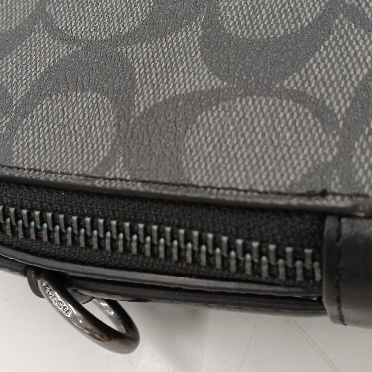 表側ファスナー付根横に小さな汚れあります