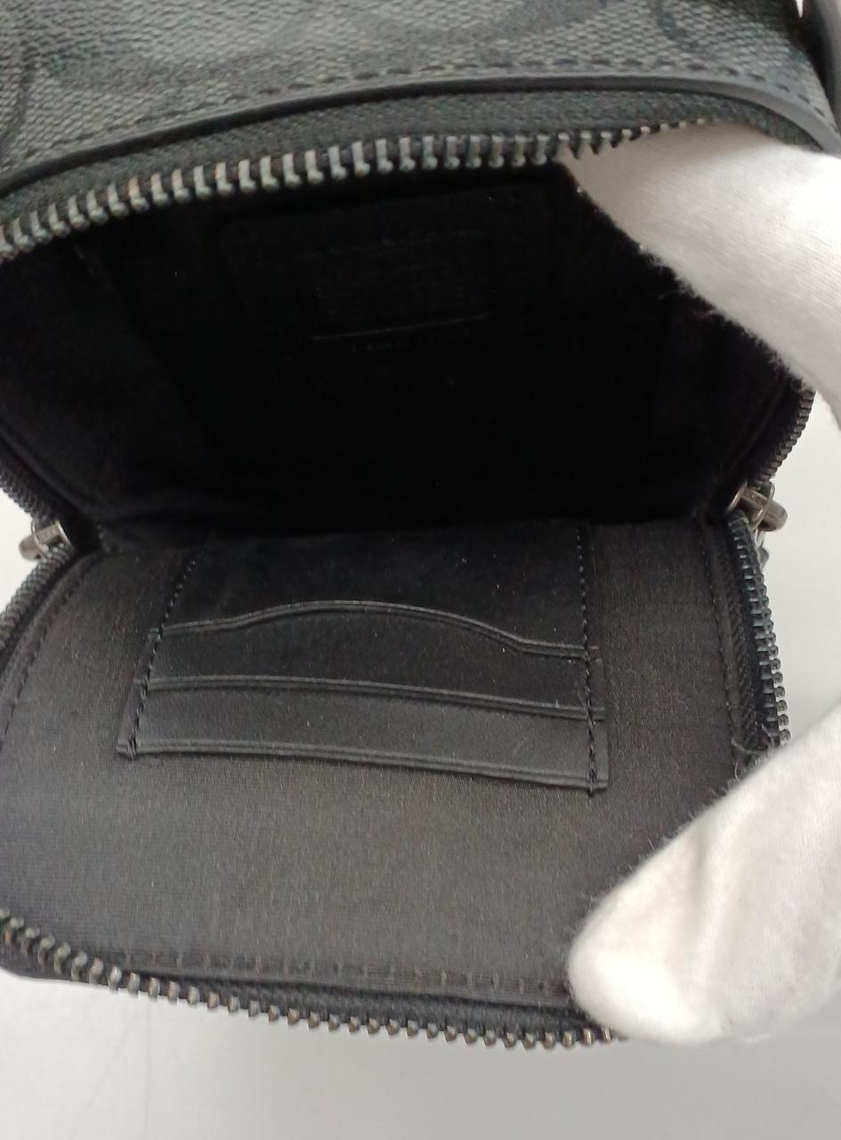 内側に3段の小さいポケットがあります