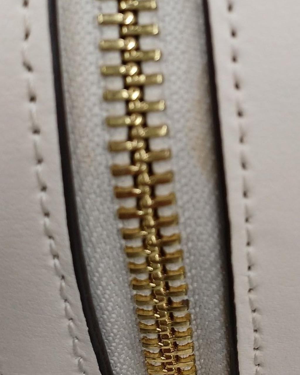 ファスナー部分に小さく汚れがあります