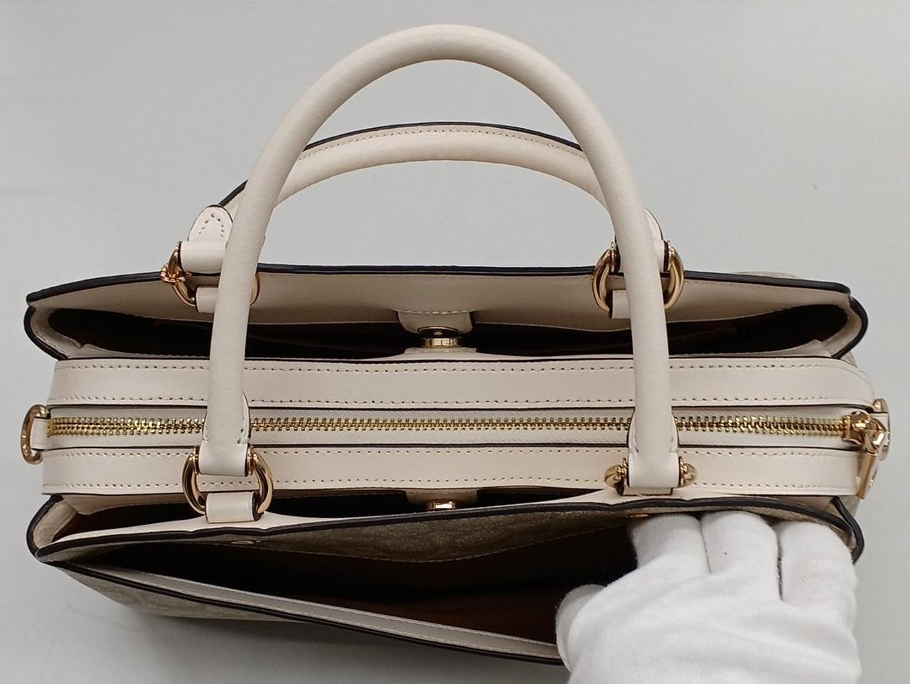 背面にポケットがあります