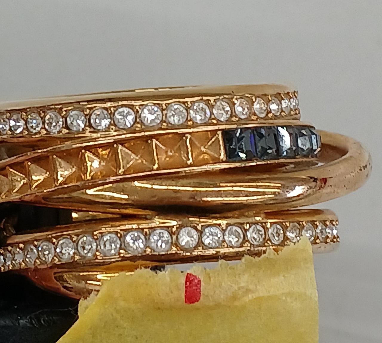 赤い印の上の石が凹んでます。