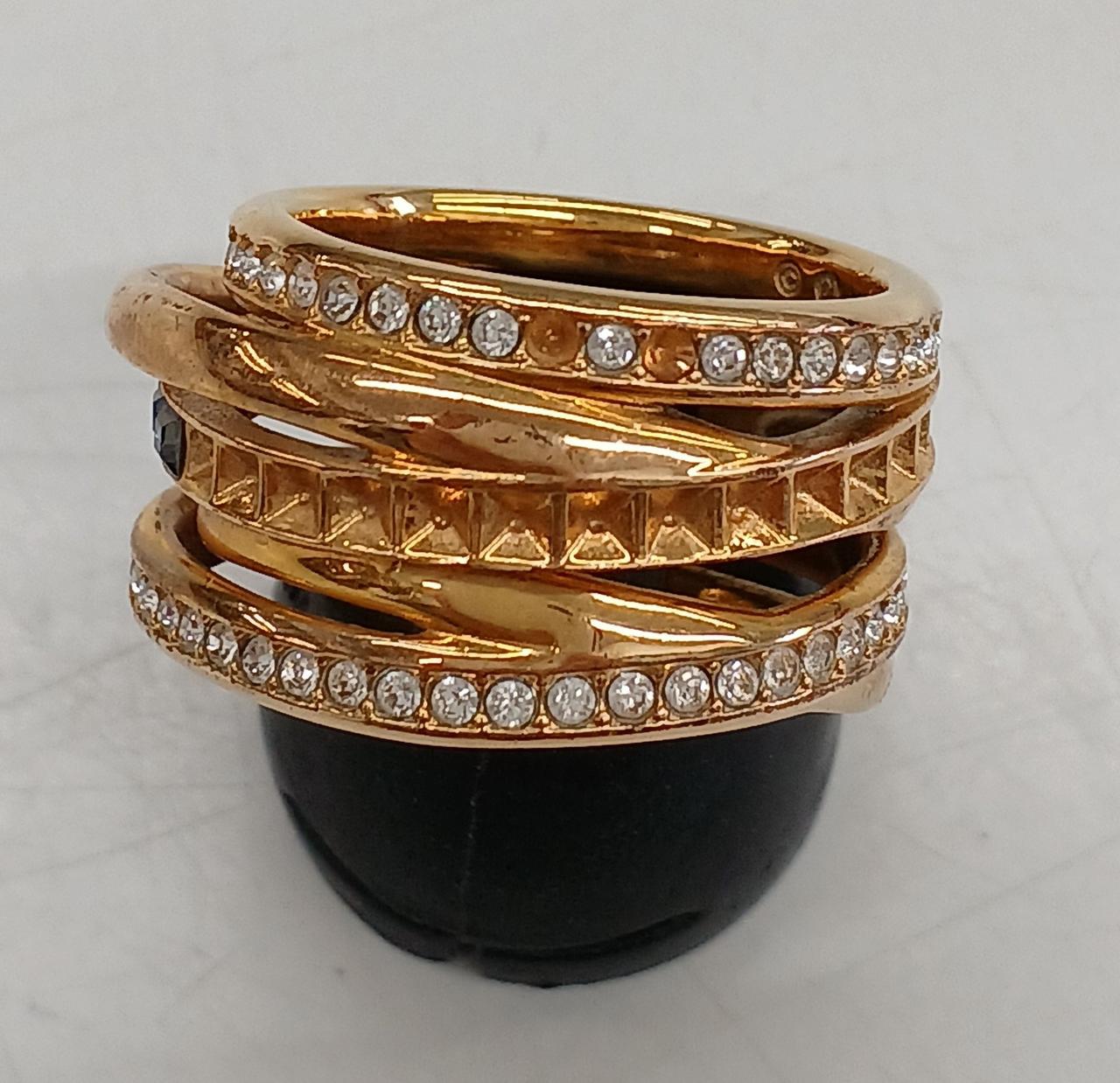 やや後ろ側、石取れてます。2ヶ所