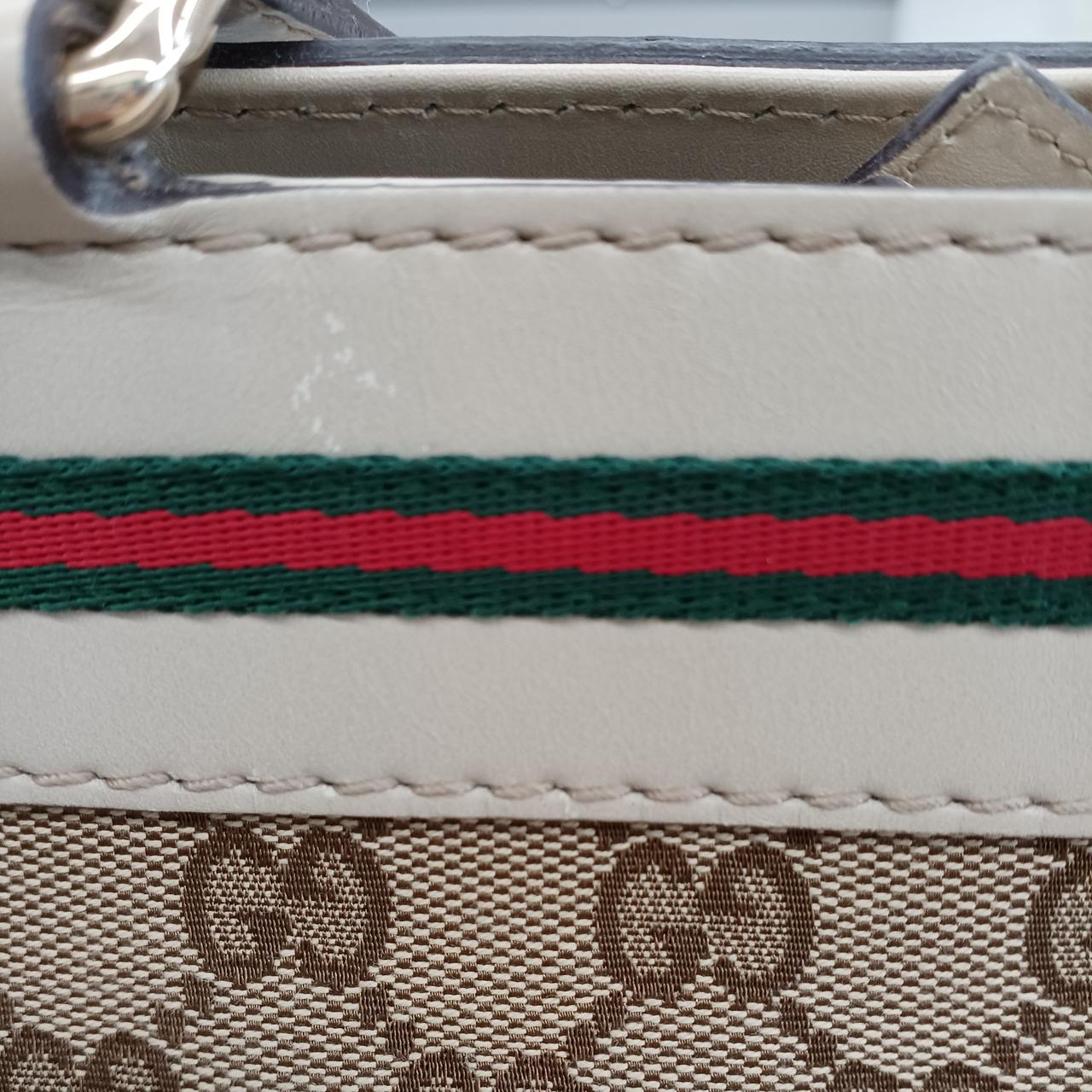 背面上部にキズがあります