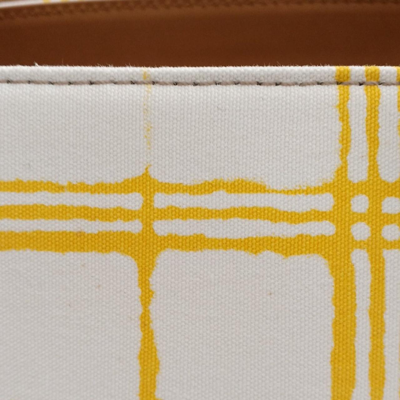 小さなシミがあります