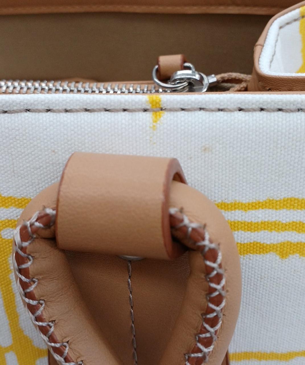 小さなシミがあります