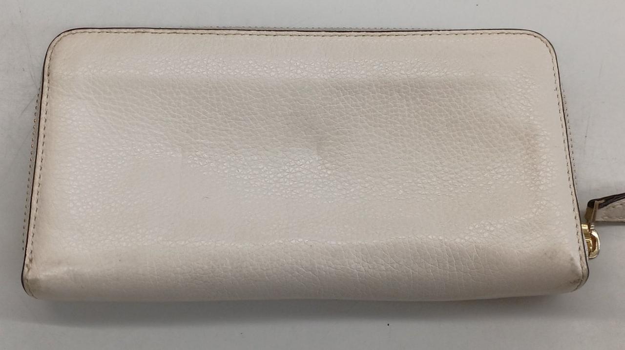 凹みがあり、型崩れが見られます