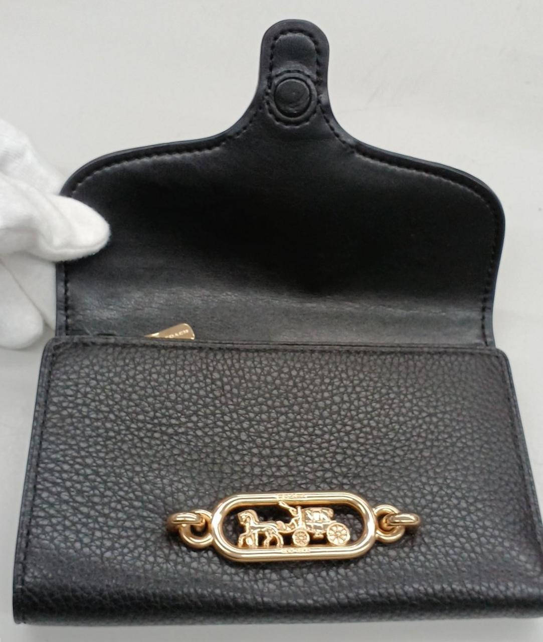 フラップを差し込むマグネット開閉タイプ