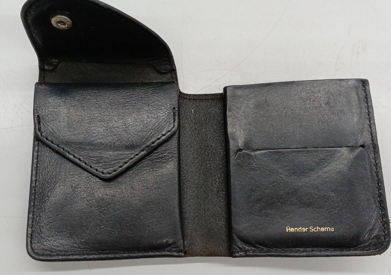 左側コイン入れ、右側カード入れです