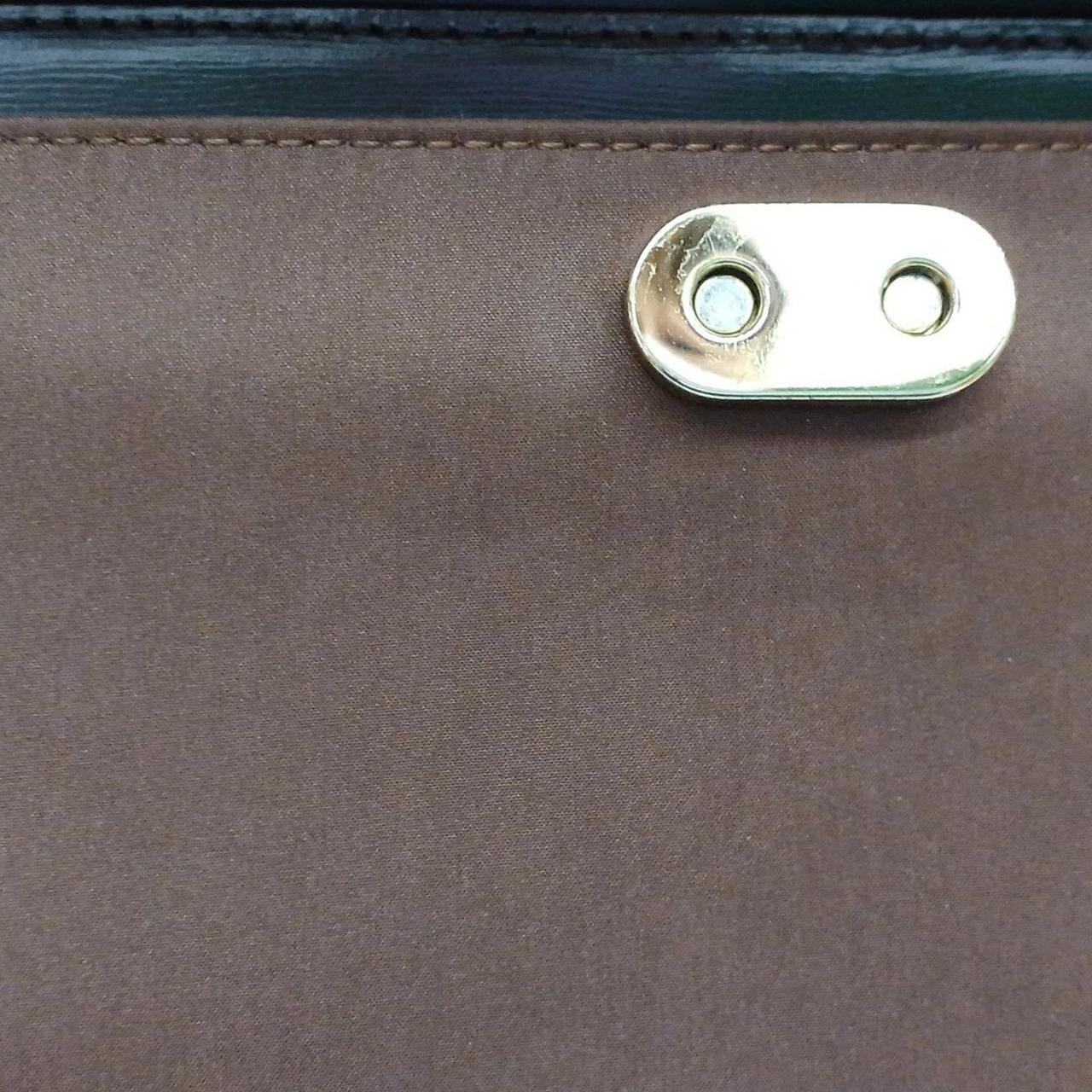 フラップ下の金具周りに汚れがあります