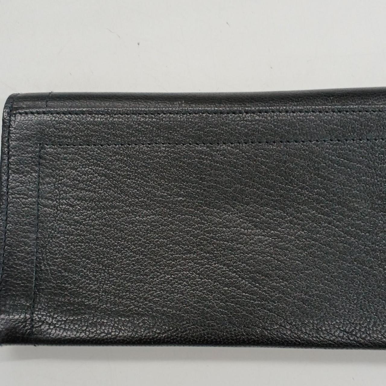 裏面左下にやや凹みがあります