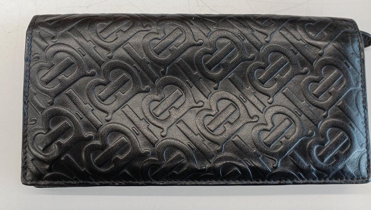 裏面真ん中がくぼんでいます