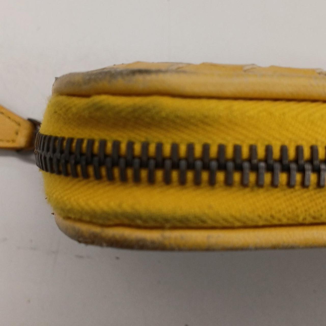 ファスナー部分に汚れがあります