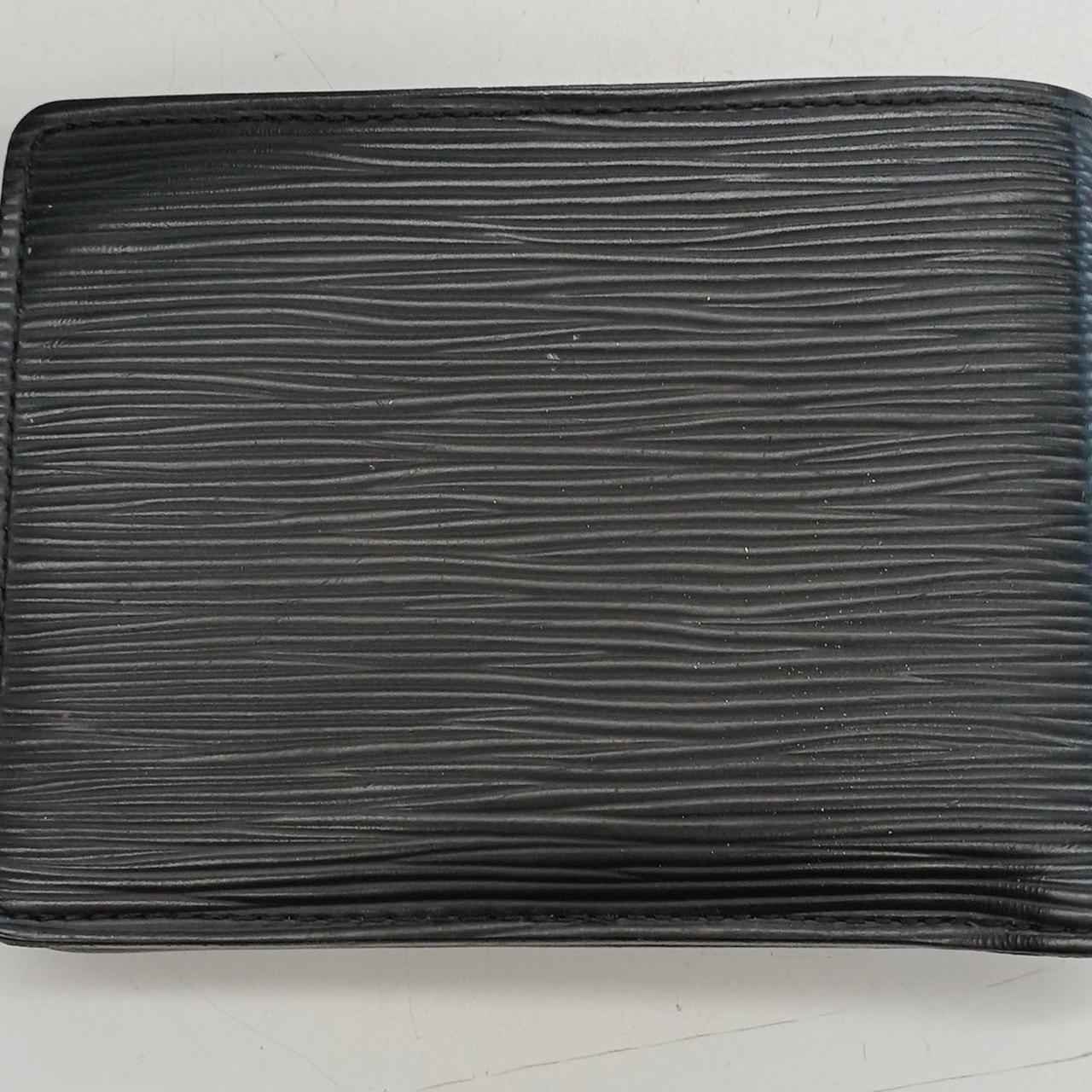 裏面に小さな白い汚れが付いています