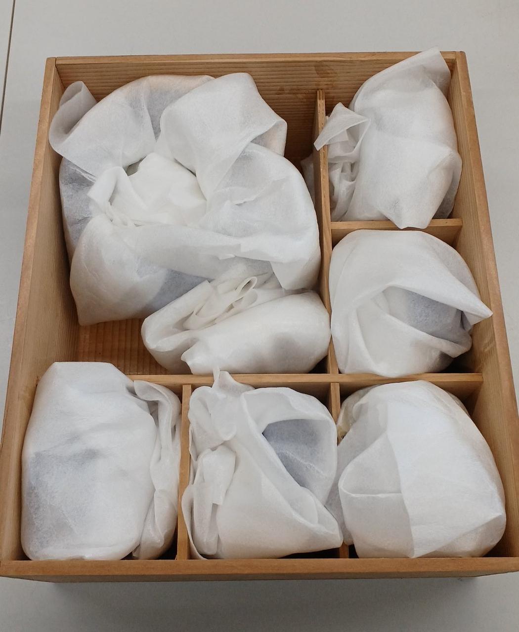 包装に穴や汚れ、傷等あります。