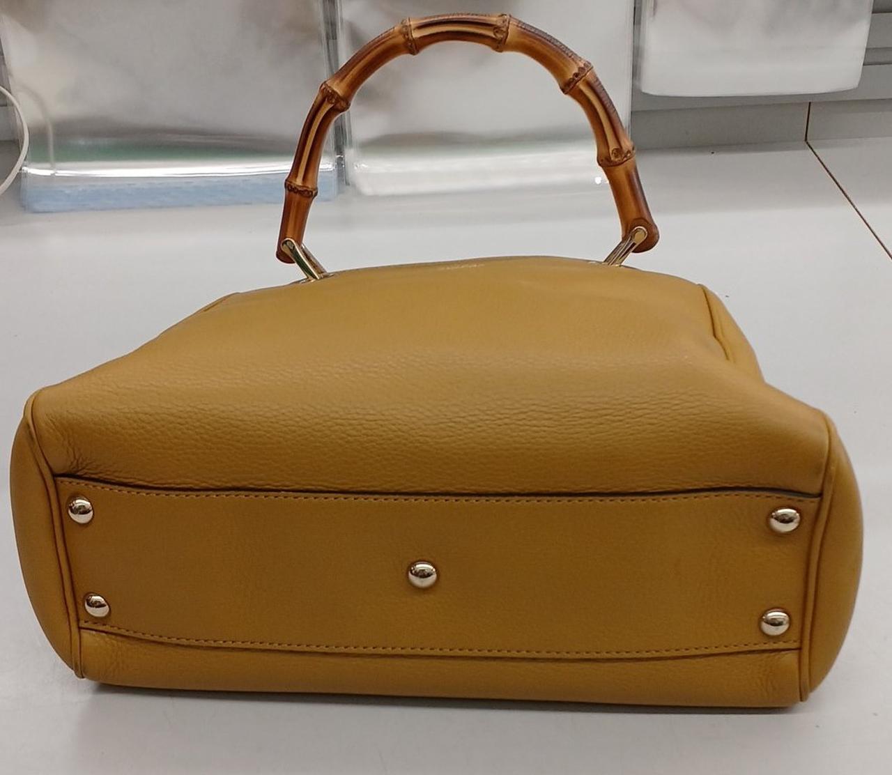 底面に小さな汚れがあります