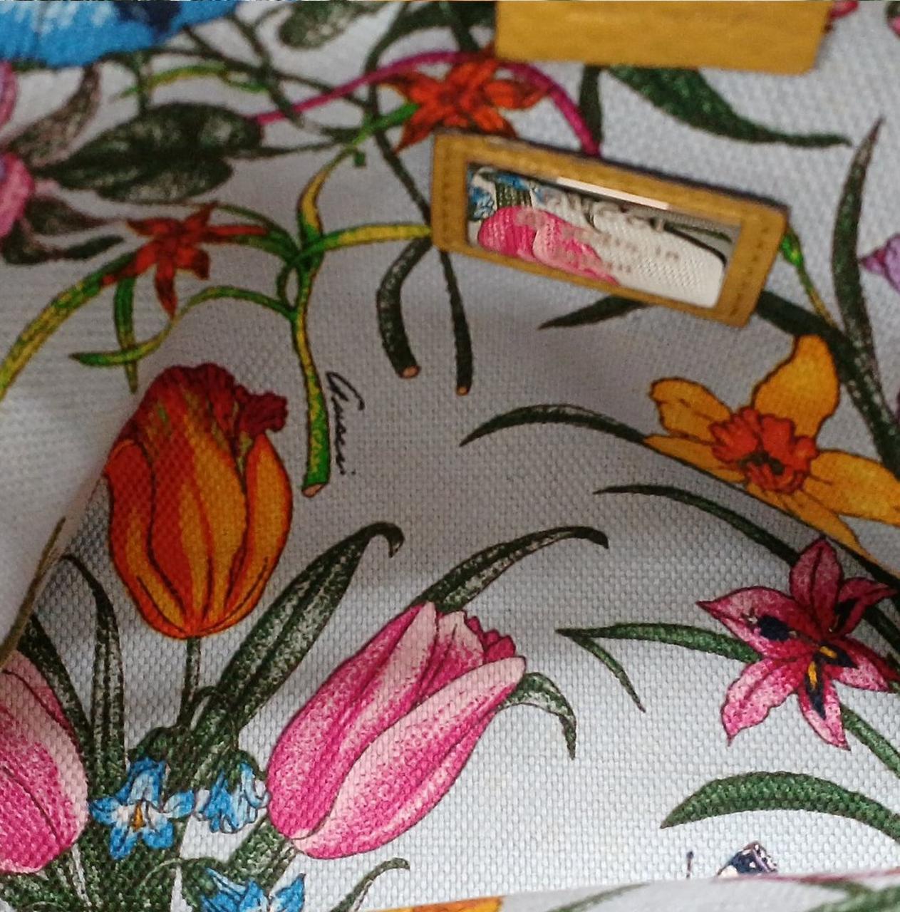 内側は薄いブルーに花柄の生地です