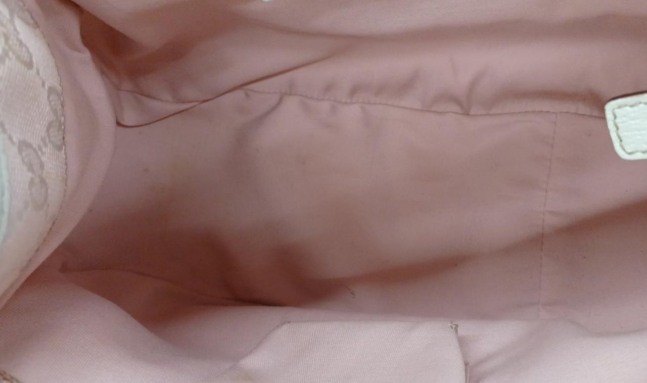 内側は薄いピンク色で、底に汚れがあります