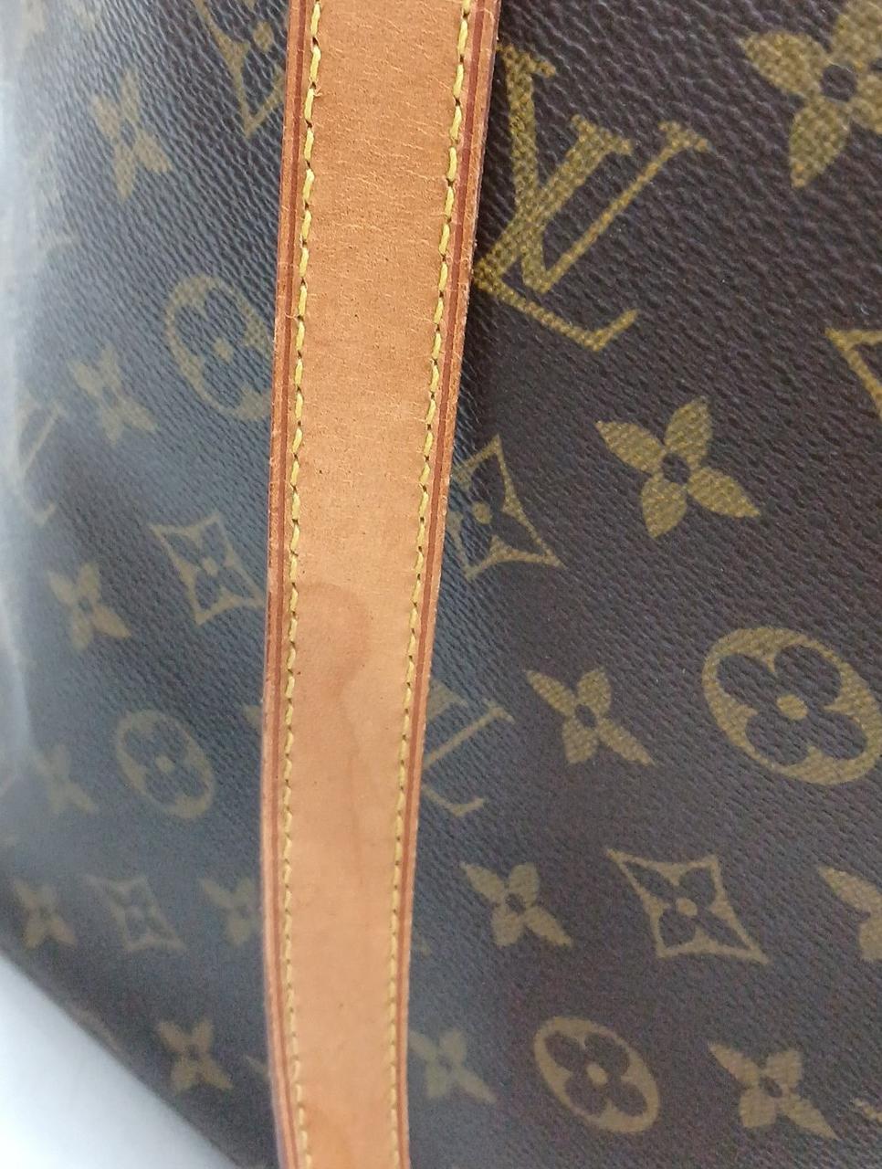 ショルダー紐に少しシミがあります