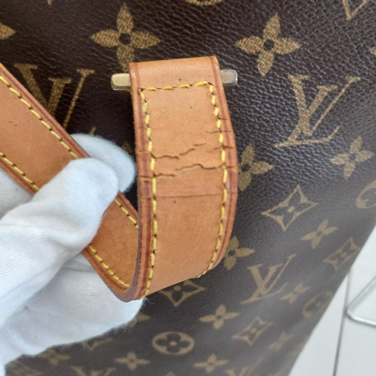 ショルダー紐にひび割れがあります