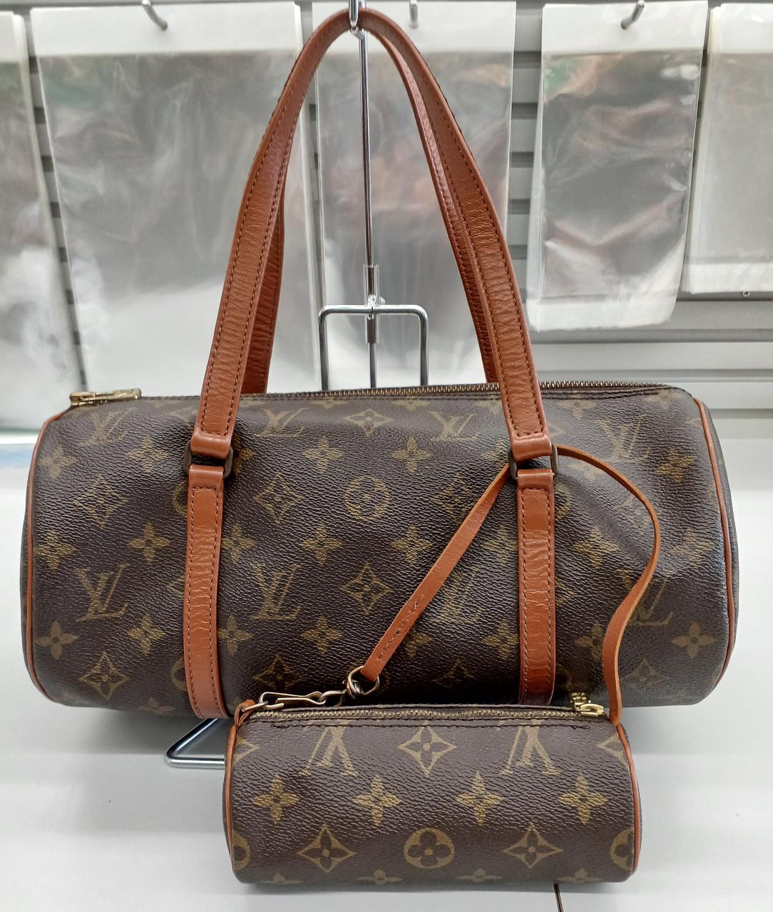 同型のポーチが付属しています