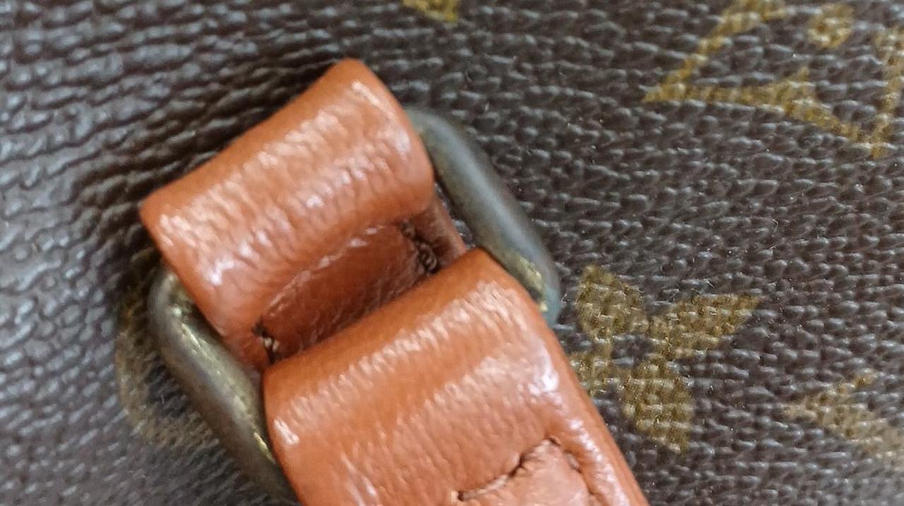 ショルダー金具4つともに変色があります