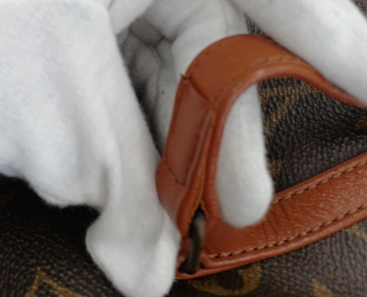 一見キズに見えますが、縫い合わせ部分です