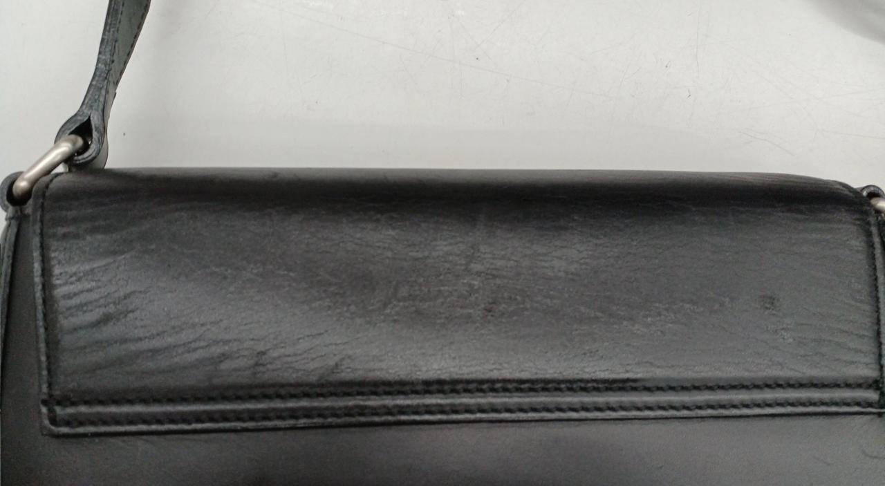 フラップにキズ、ヨレがあります