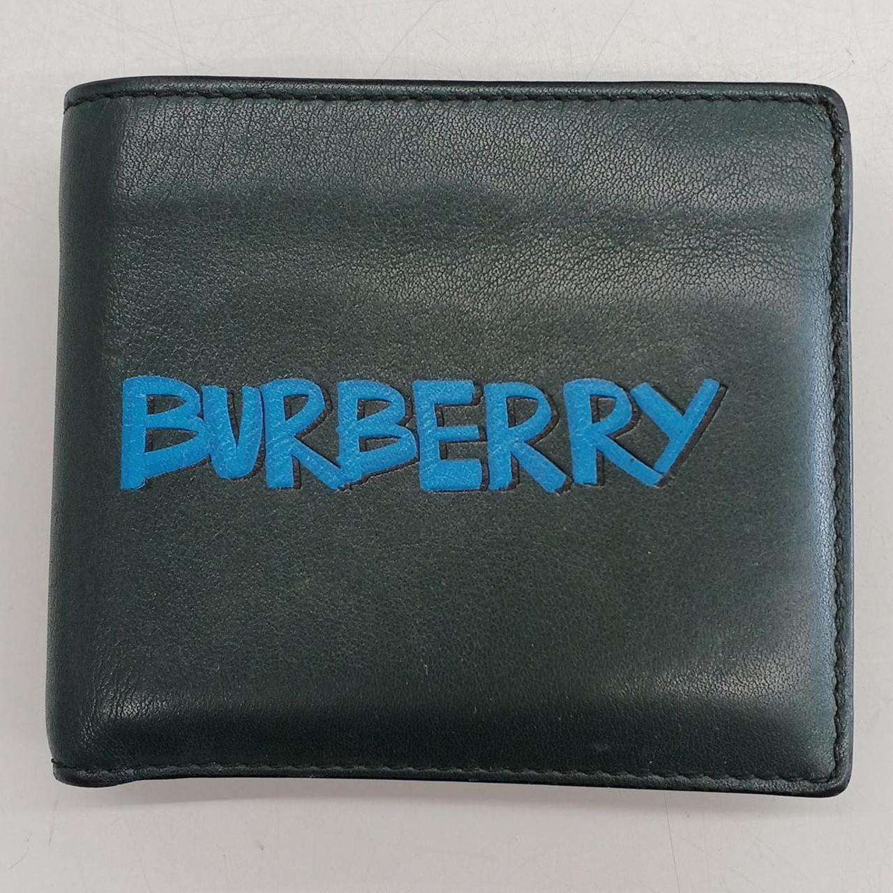 カラーは深い緑です