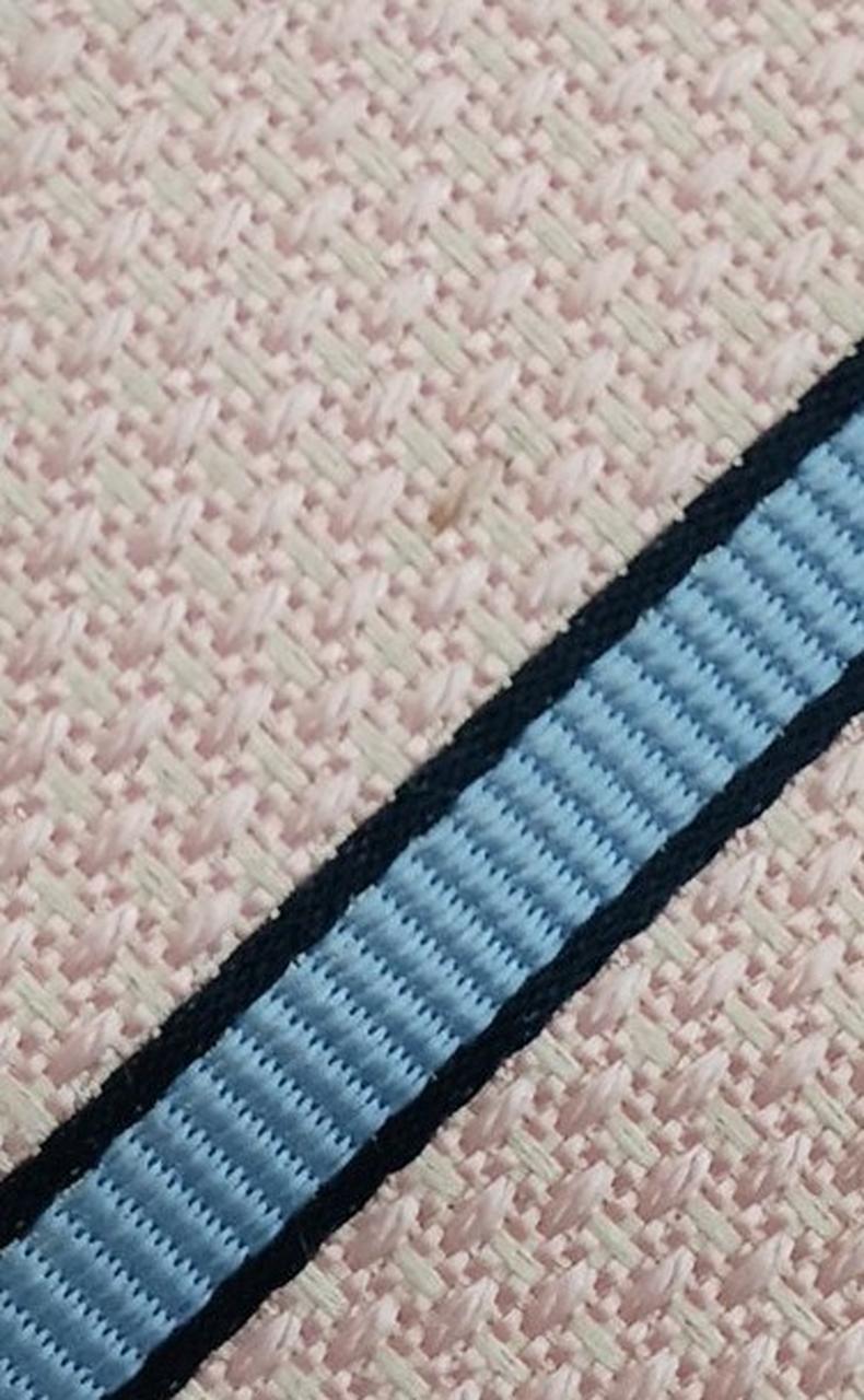 小さな汚れがあります