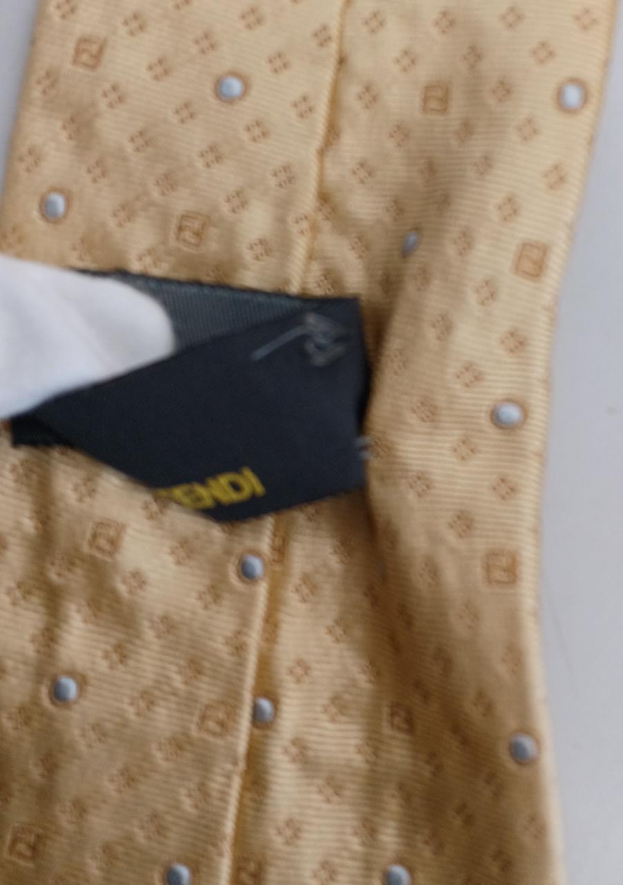 ブランドタグ右上がほつれています