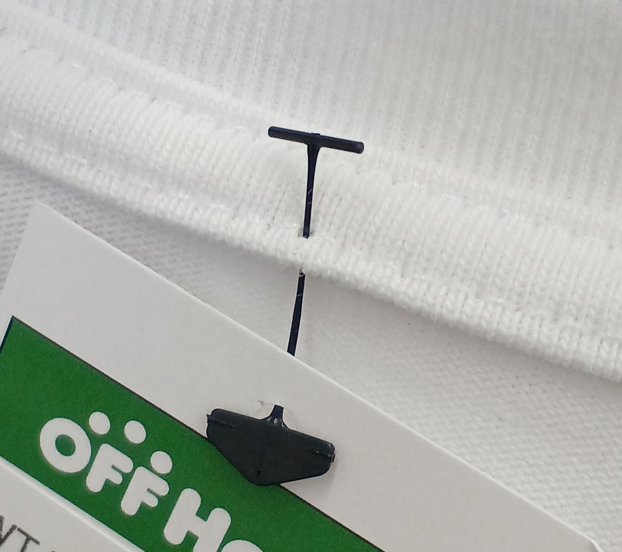 値札を付けた際に穴があいてます。