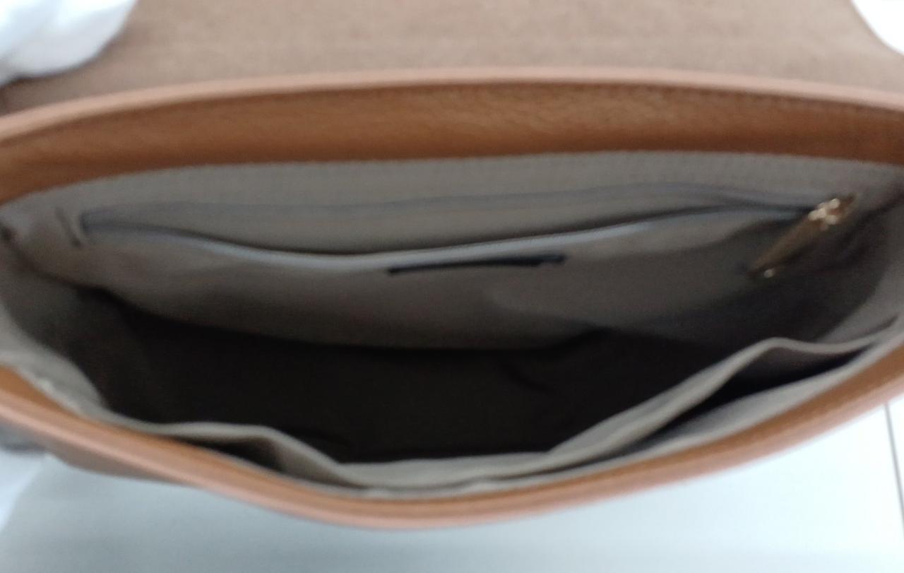 内側にポケットが２つあります