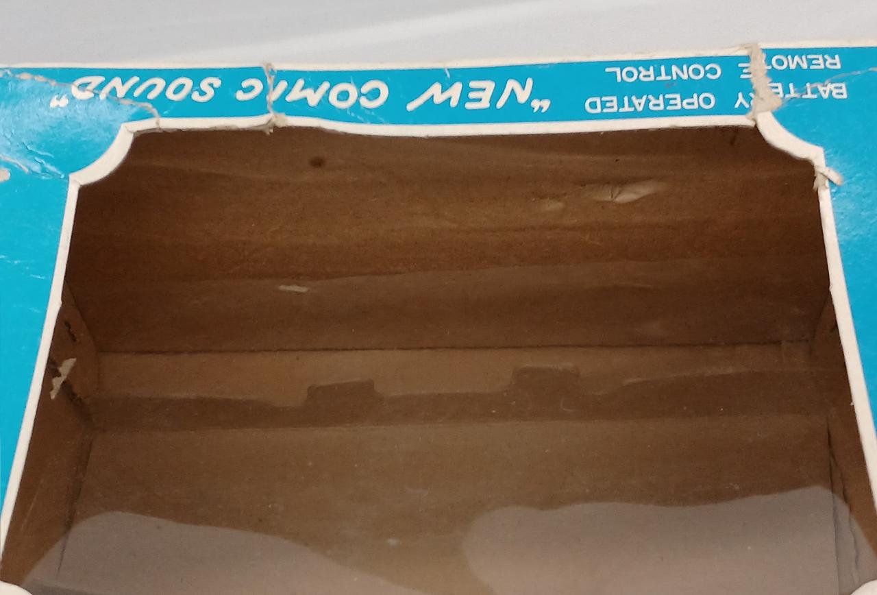 箱のフィルムが取れてます。