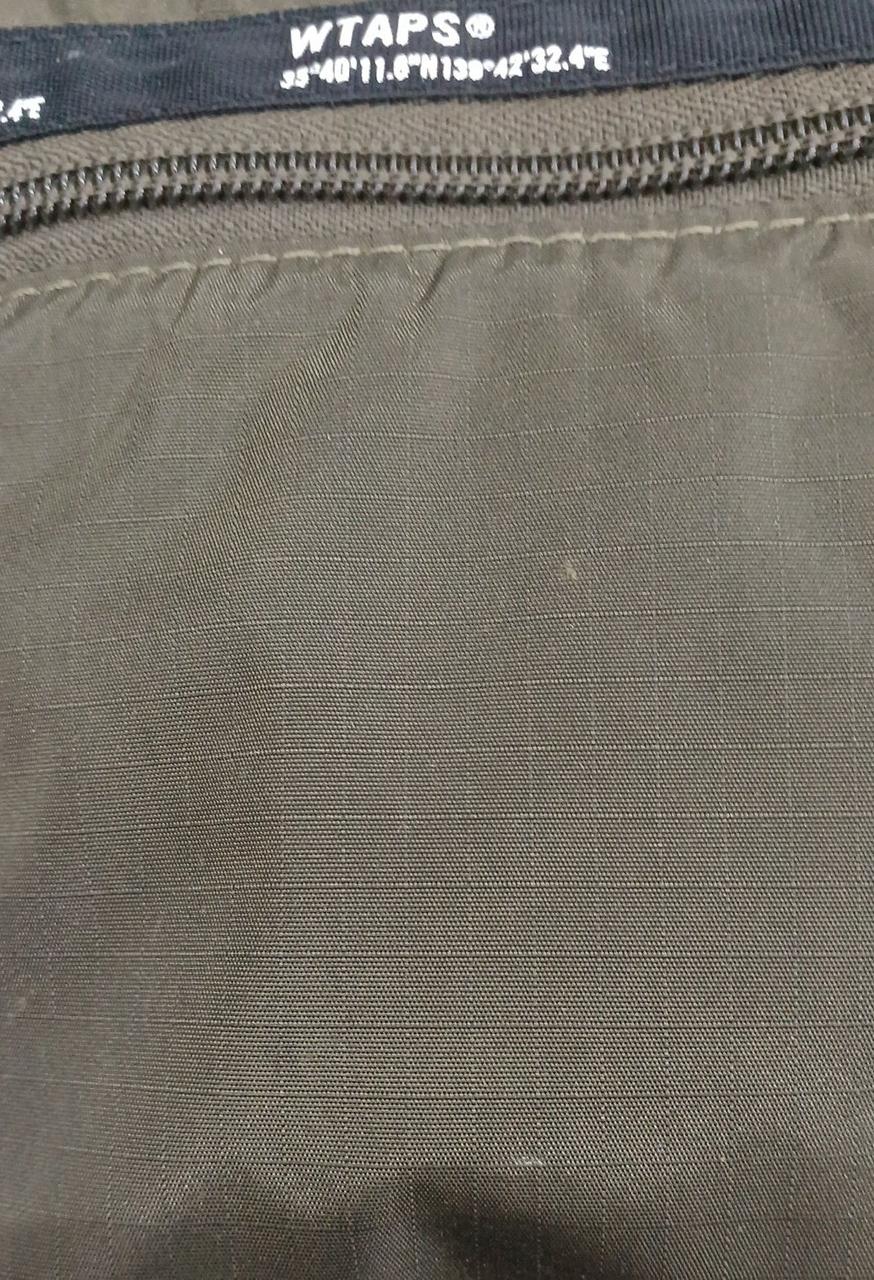 白い小さな汚れがいくつかあります