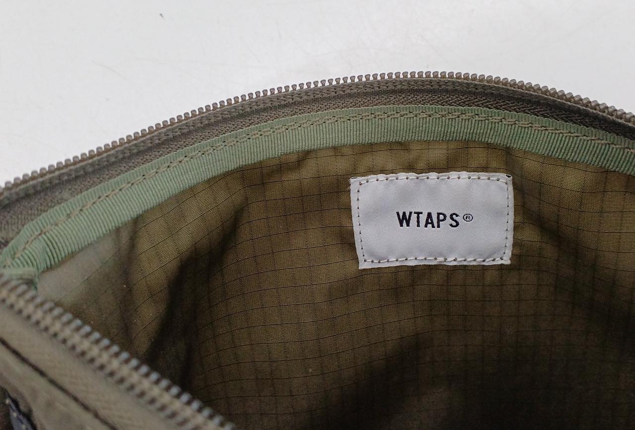 内側にも白い小さな汚れがあります