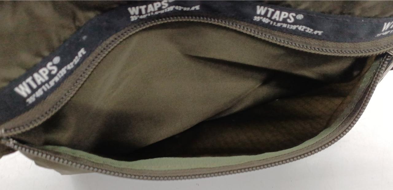 前面ポケット内です