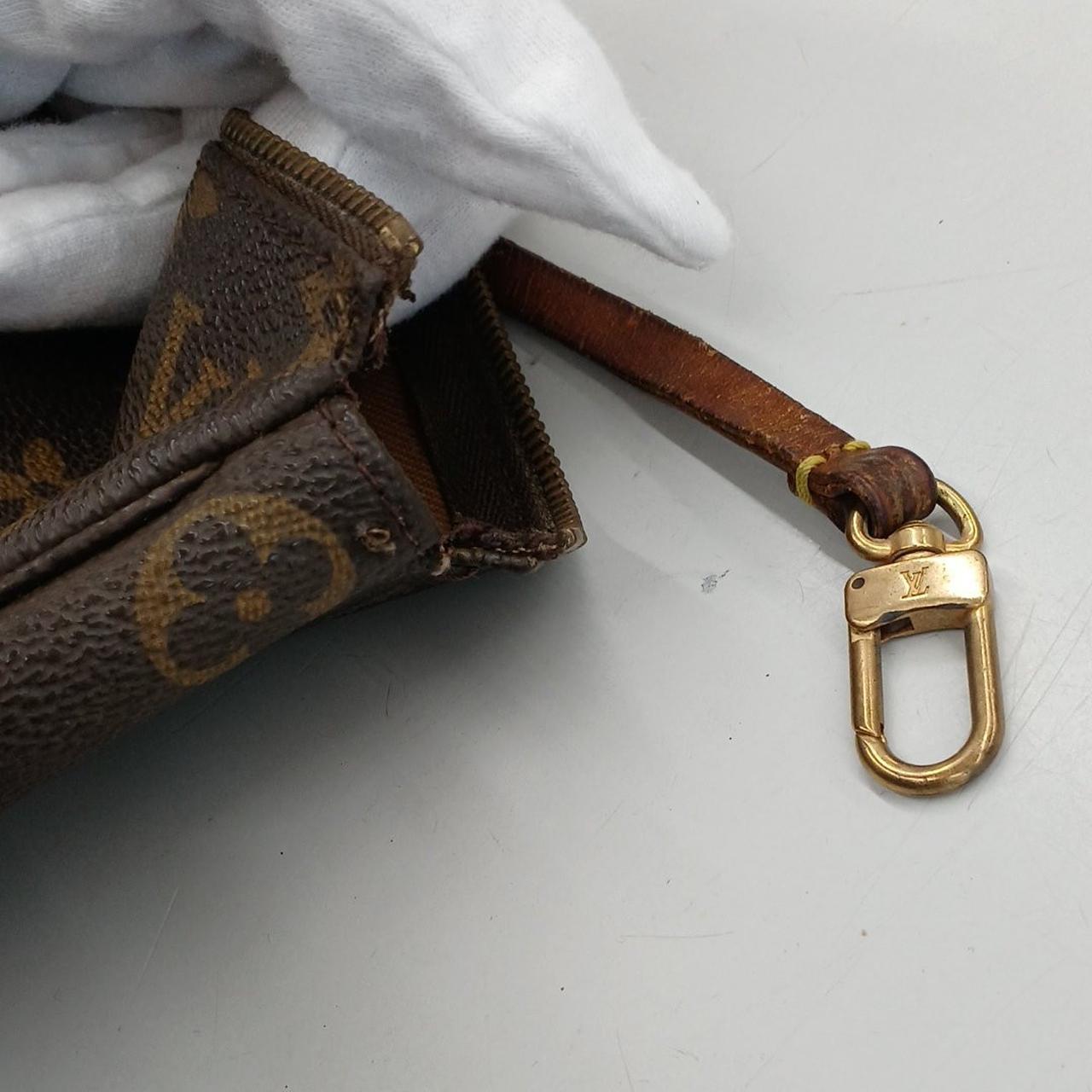 片側の金具かけが欠損しています