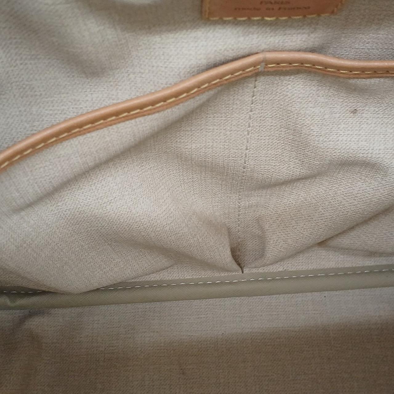 内側に小さな汚れがあります