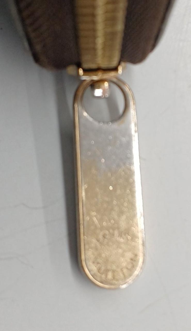 ファスナートップにキズ、変色が見られます