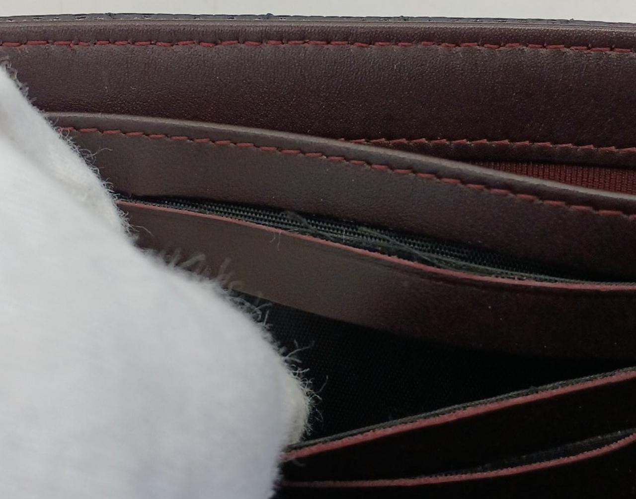 カード入れ部分に剥がれがあります