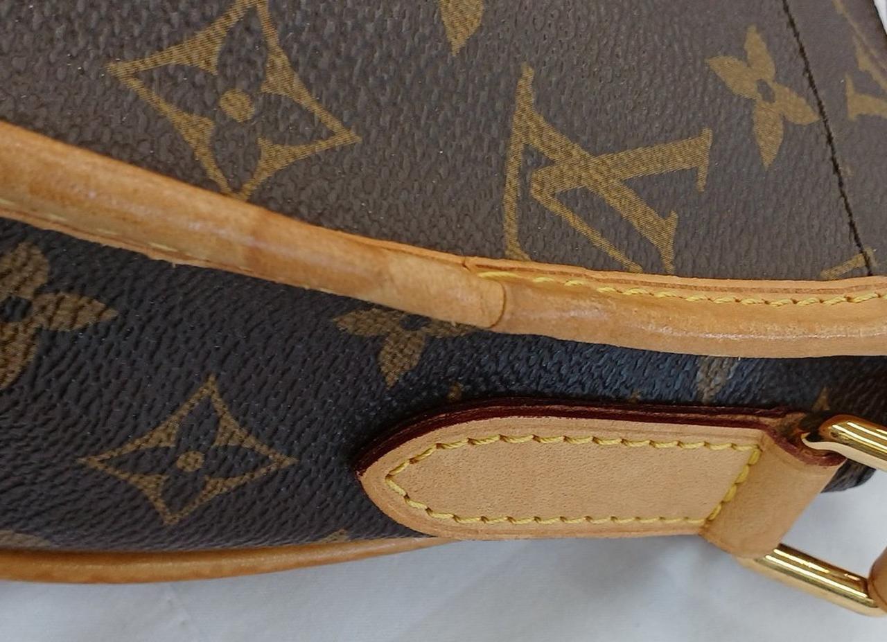 ヌメ革部分にシミがあります