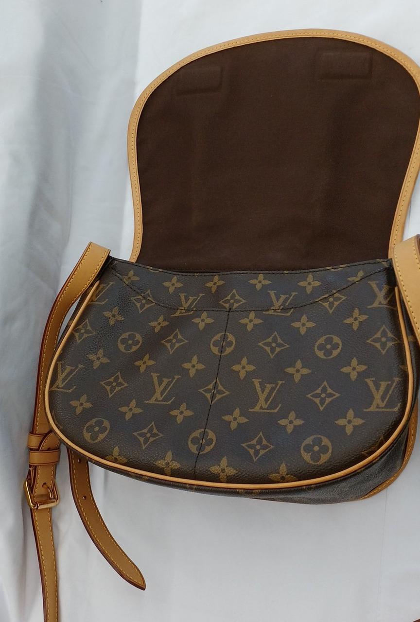 フラップを開けるとポケットが２つあります