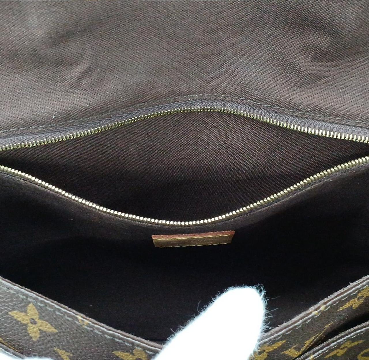 内側にポケットが１つあります