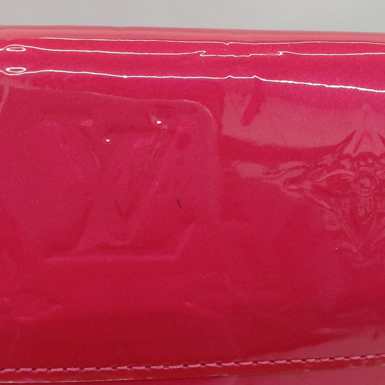 小さな黒い汚れがあります