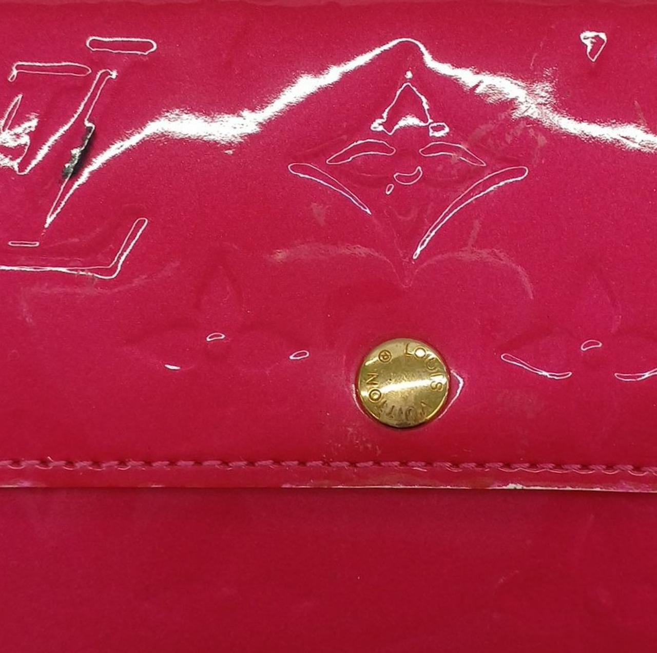 スナップにスレ、その横に汚れがあります