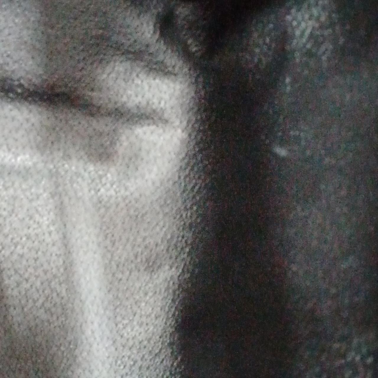 内側に小さい白い汚れがあります