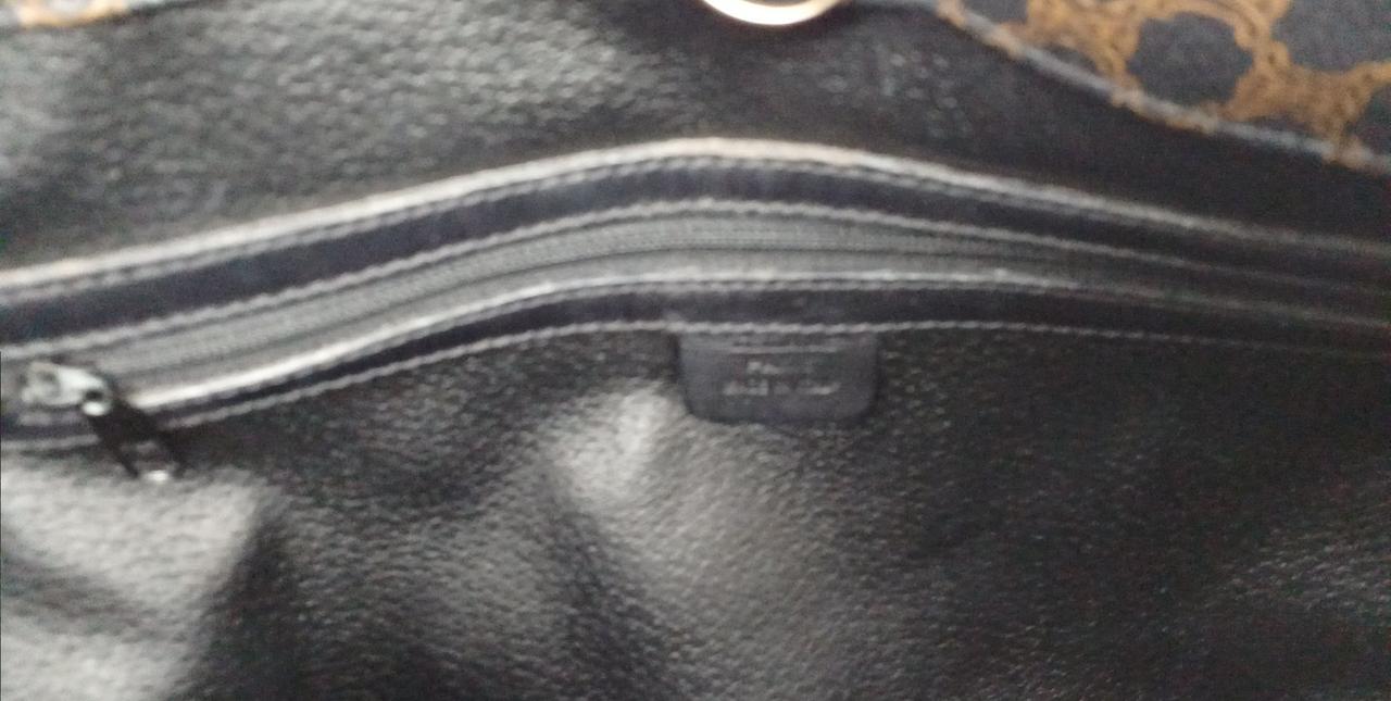 内側にポケットが１つあります